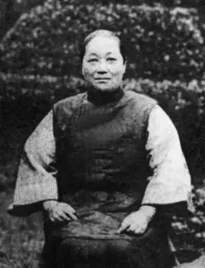 宋氏三姐妹的爹妈是谁,宋氏三姐妹与父母的合影