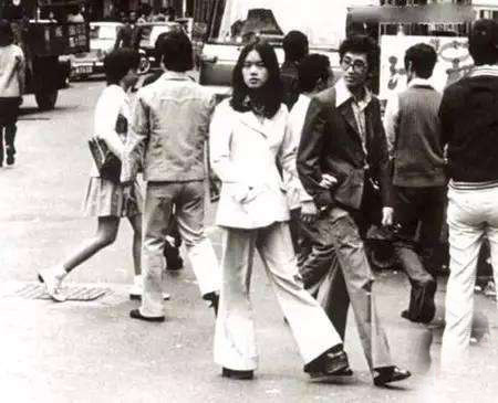 「追忆」九十年代最潮的是蝙蝠衫？喇叭裤？不！你听过“娇衫”吗