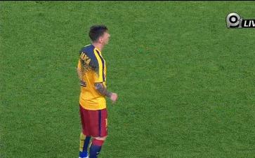 盘点足球场上那些非人类动作,足球场上这个动作到底有多危险