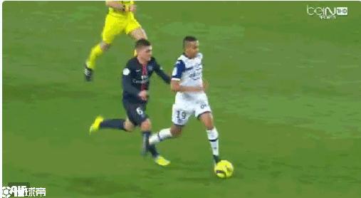 盘点足球场上那些非人类动作,足球场上这个动作到底有多危险