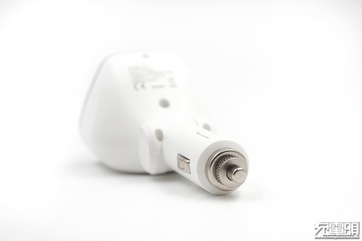 这款车充的设计怎么越看越奇怪