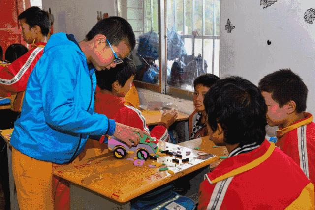 一群外来人带着「梦想」的旅行箱，打破了山娃娃们的平静生活……