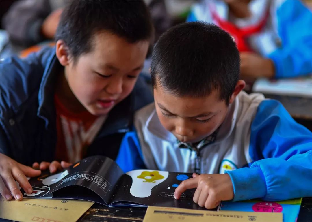 一群外来人带着「梦想」的旅行箱，打破了山娃娃们的平静生活……