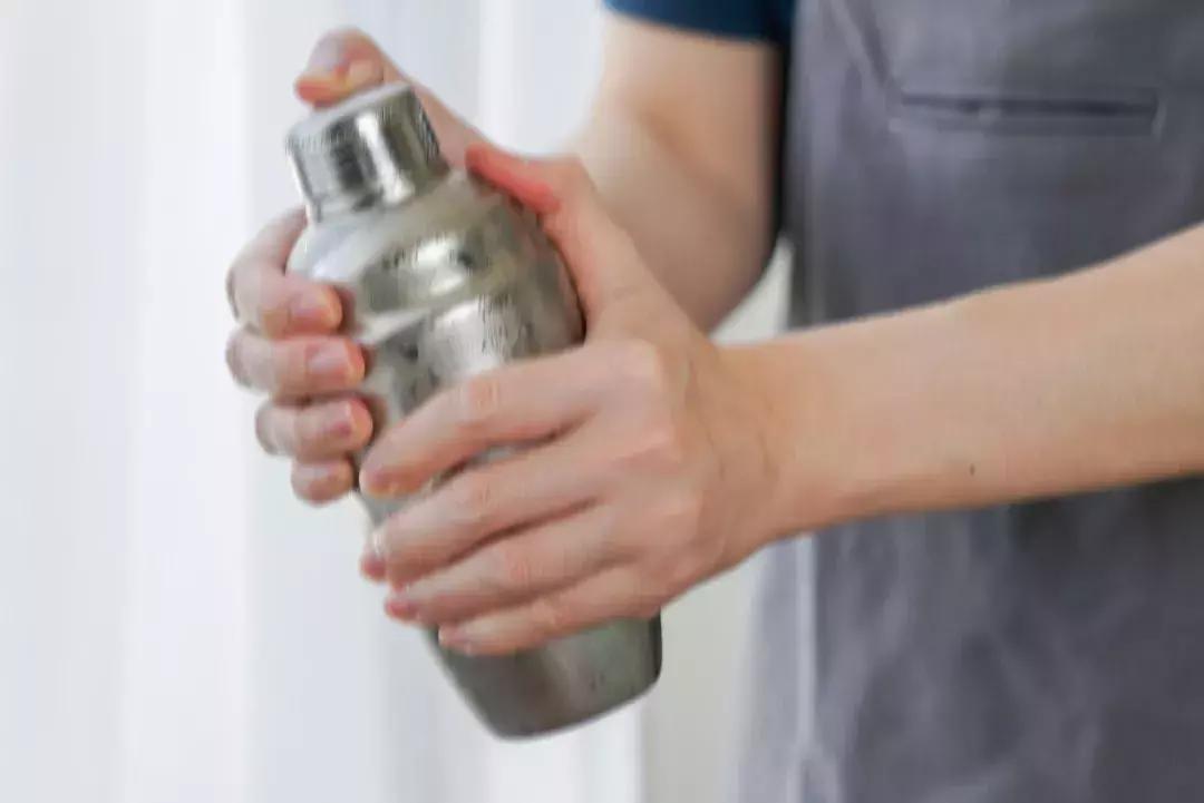 工作累了喝一杯小酒,上班这么辛苦还要回家做饭