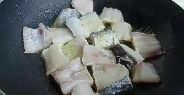 家庭炖鱼最简单的方法,这样炖鱼才是人间极品