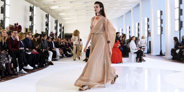 唐嫣超短发亮相巴黎时装周,唐嫣时装周看秀造型曝光