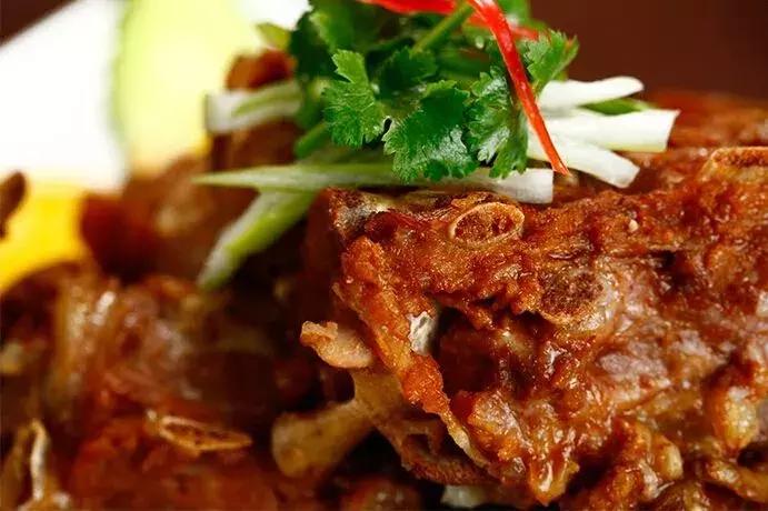 中国大妈出国探望儿子，行李箱被打开的那一刻，所有人都惊呆了！