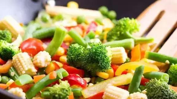 小学生营养餐成半碗素面,儿童午餐肉拌饭