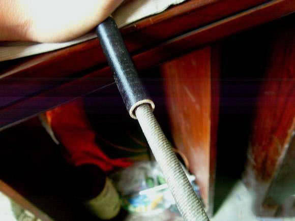 日本人用小竹子做鱼竿去小沟钓鱼,钓鱼人手工制作竹子鱼竿