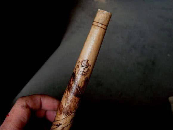 日本人用小竹子做鱼竿去小沟钓鱼,钓鱼人手工制作竹子鱼竿