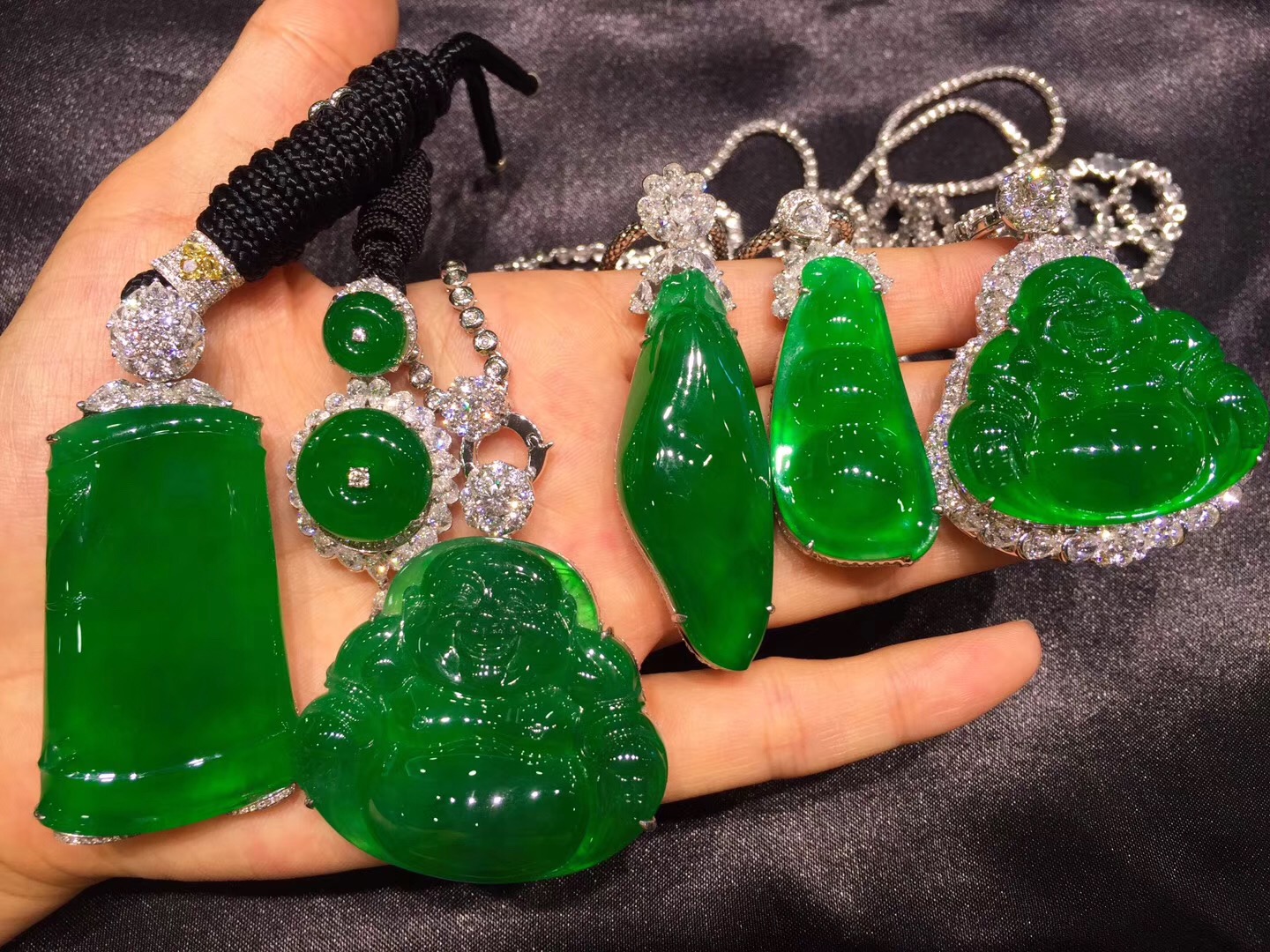 翡翠界“大地震”！7000多名玉商联名上书：禁止直播卖翡翠！