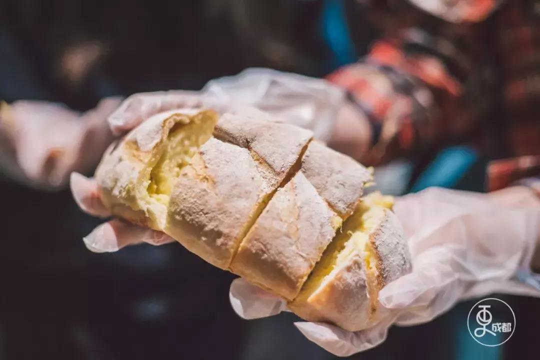 今天刷爆成都人朋友圈的网红奶茶店，卖起了五粮液水果茶和川菜！