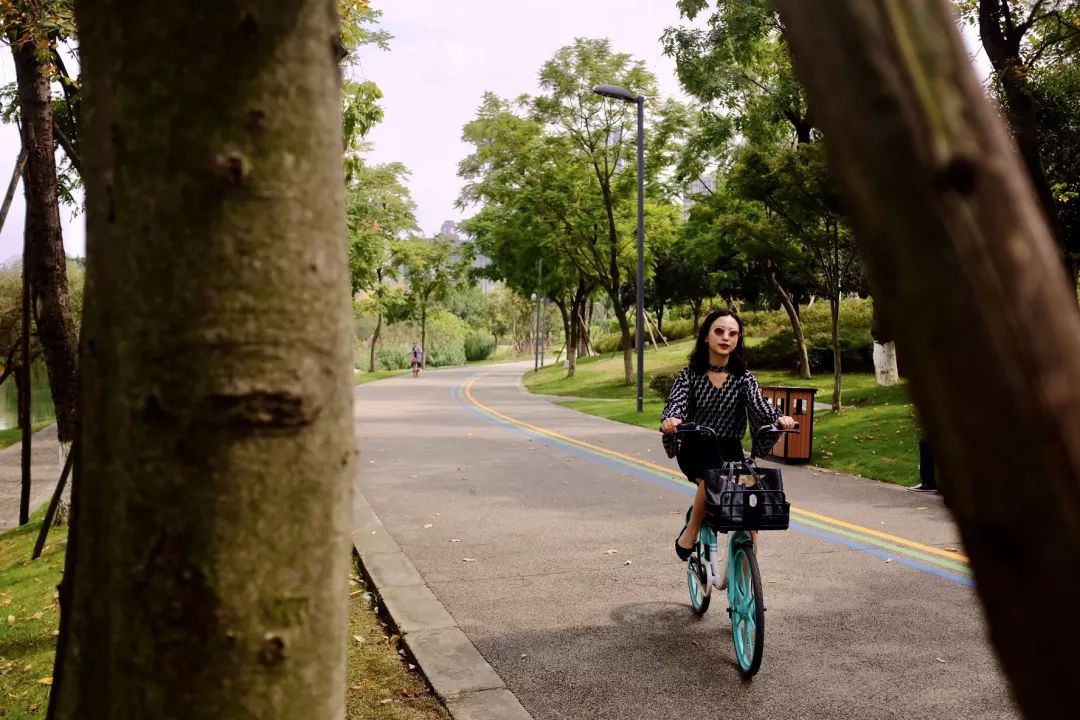 绿·道——天府绿道采风写生作品展巡展亮相锦城湖，小朋友们写生忙