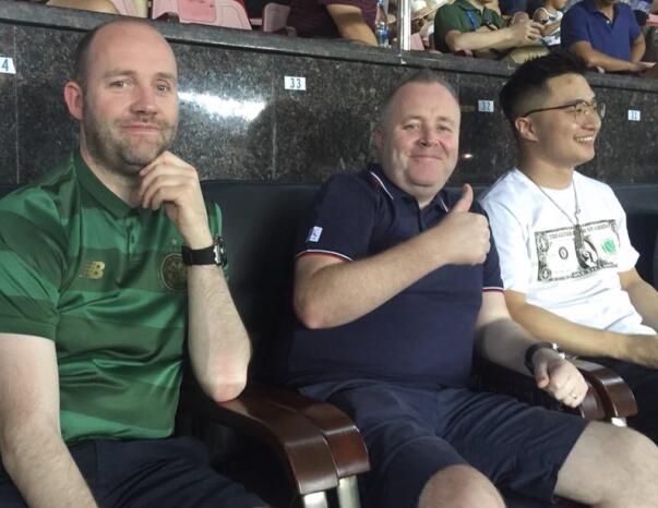 希金斯挥拳庆祝,希金斯捧杯