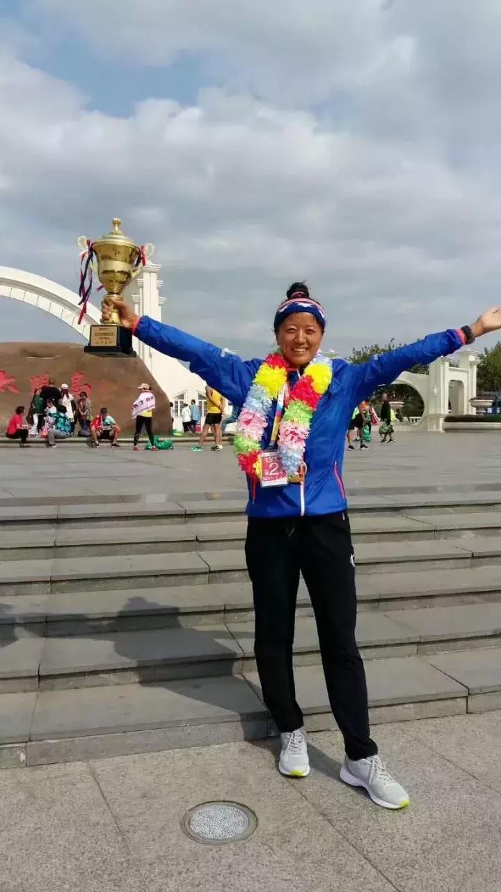 穿拖鞋跑马拉松,马拉松穿拖鞋