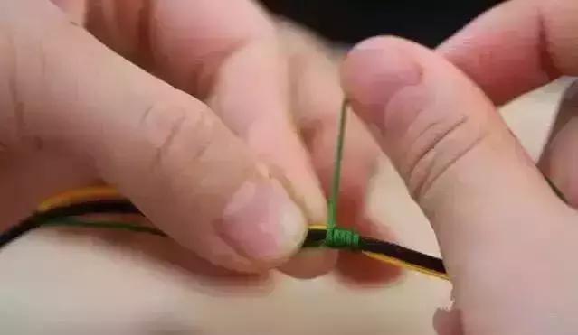 文玩手串串珠怎么打结,文玩手串水晶弹力绳子打结方法