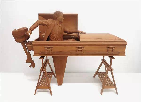 到底发生了什么？他把12个前女友都做成了高跟鞋？到底是真的假的