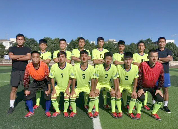 南充金诚足球俱乐部主教练金昌根带队参赛，助力南充队突破