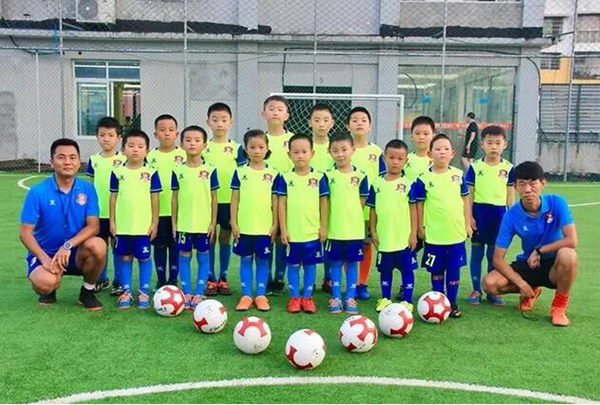 南充金诚足球俱乐部主教练金昌根带队参赛，助力南充队突破