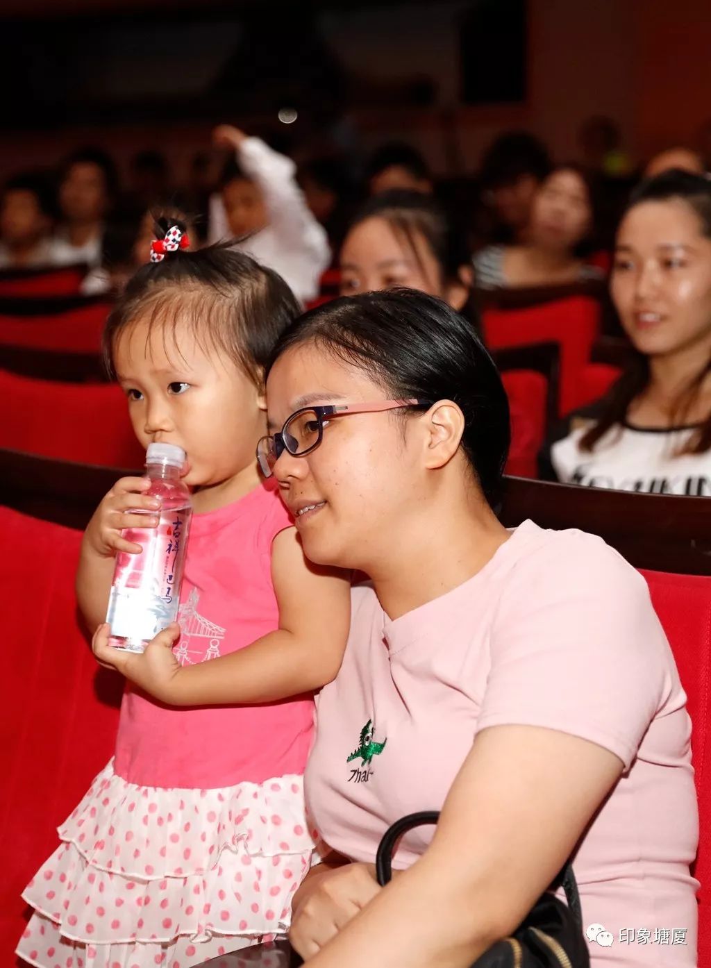 塘厦举行“拥抱新时代”国庆文艺晚会，精品节目陶醉观众