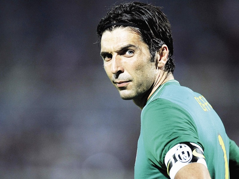 意大利门将布冯十大经典扑救,吉安路易吉布冯历史地位如何