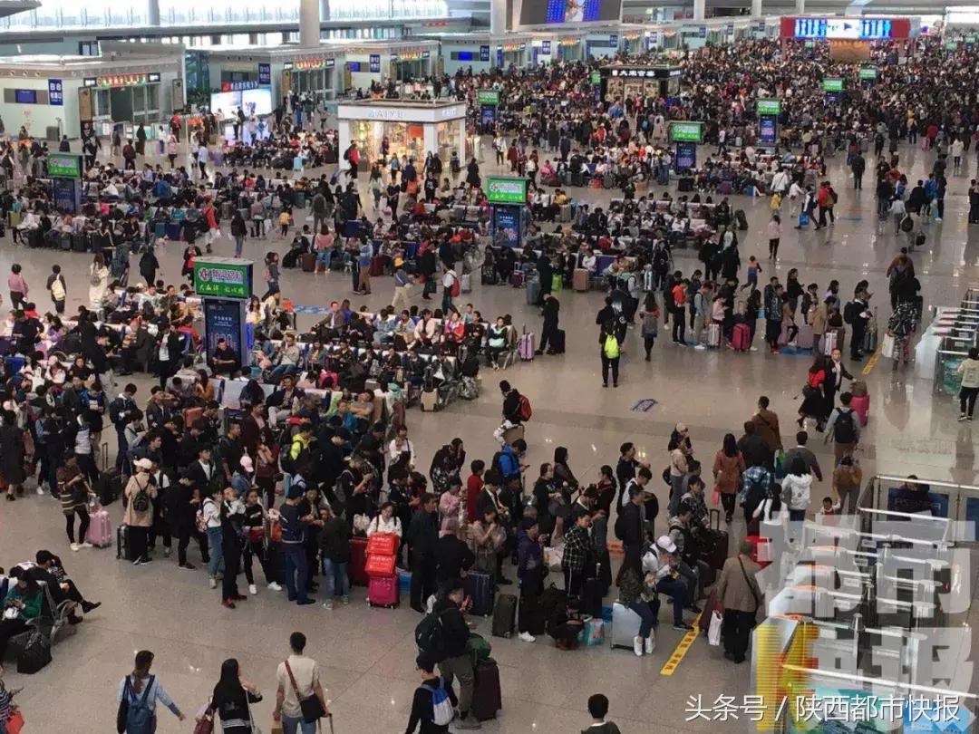 北客站卖光今日票，230万人挤地铁，车堵人多，但大家竟为这件事点赞