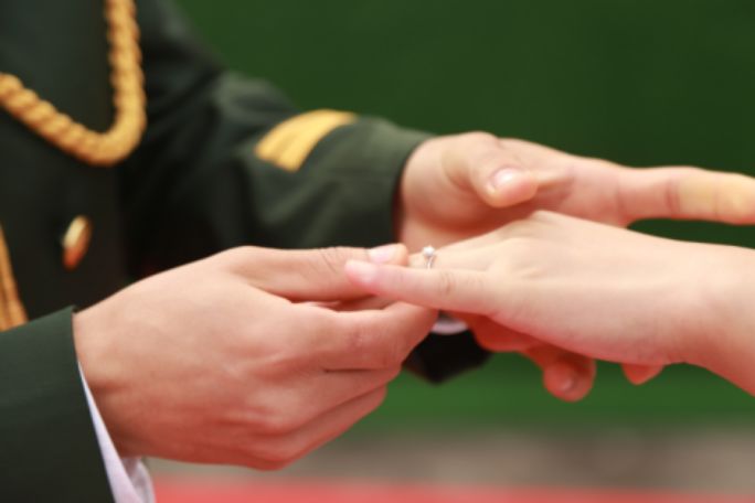 军旗为证，战友为媒：你嫁给爱情的样子，真美！