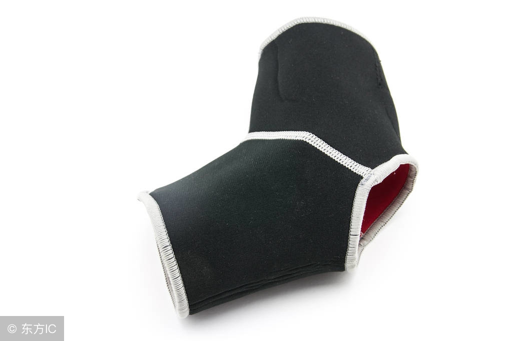 当出现脚踝扭伤情况时该如何处理,在运动中脚踝扭伤的紧急处理方法