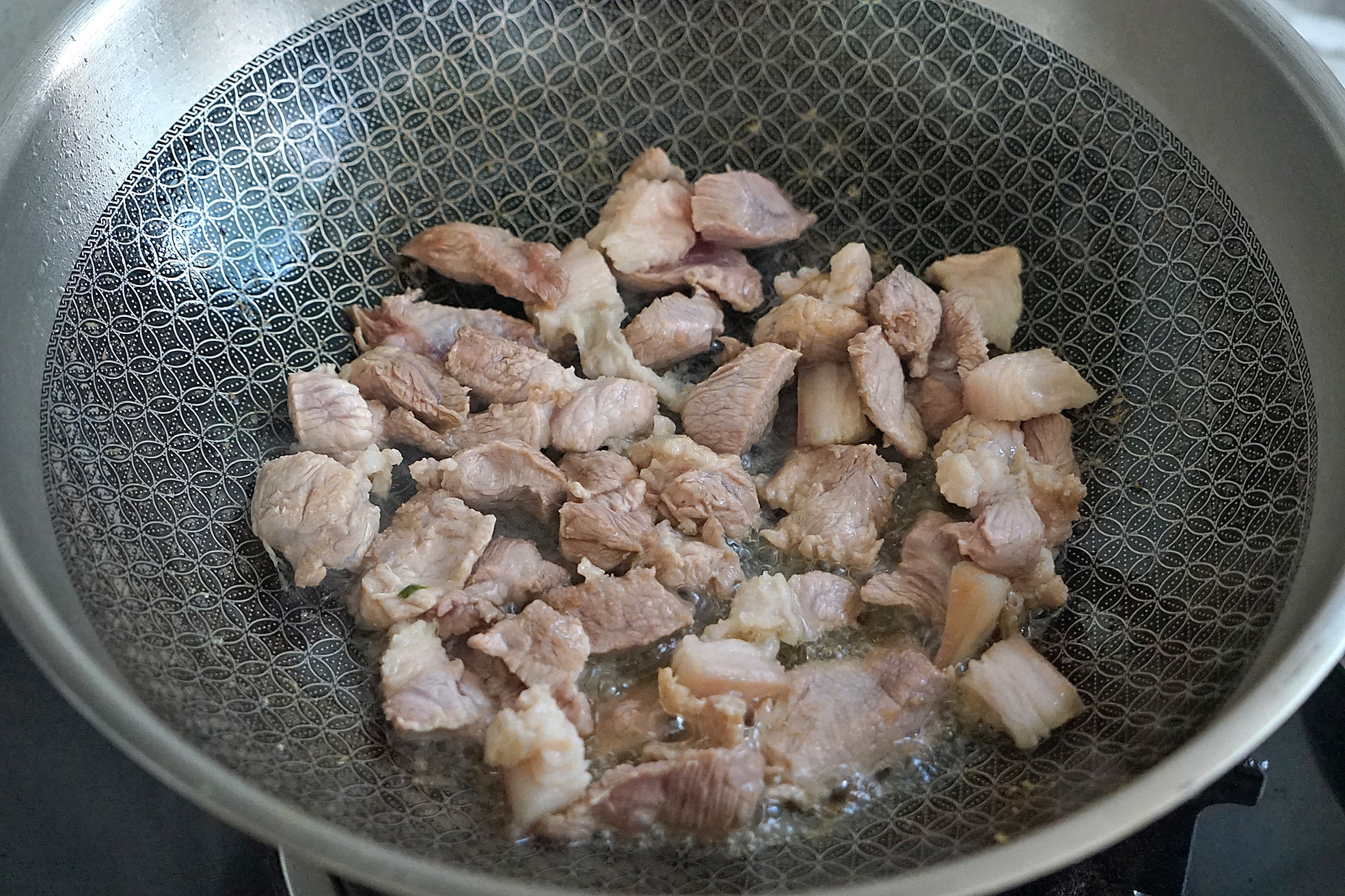 红烧肉炖萝卜好吃还是炖洋芋好吃,红烧肉烧萝卜萝卜需要焯水吗