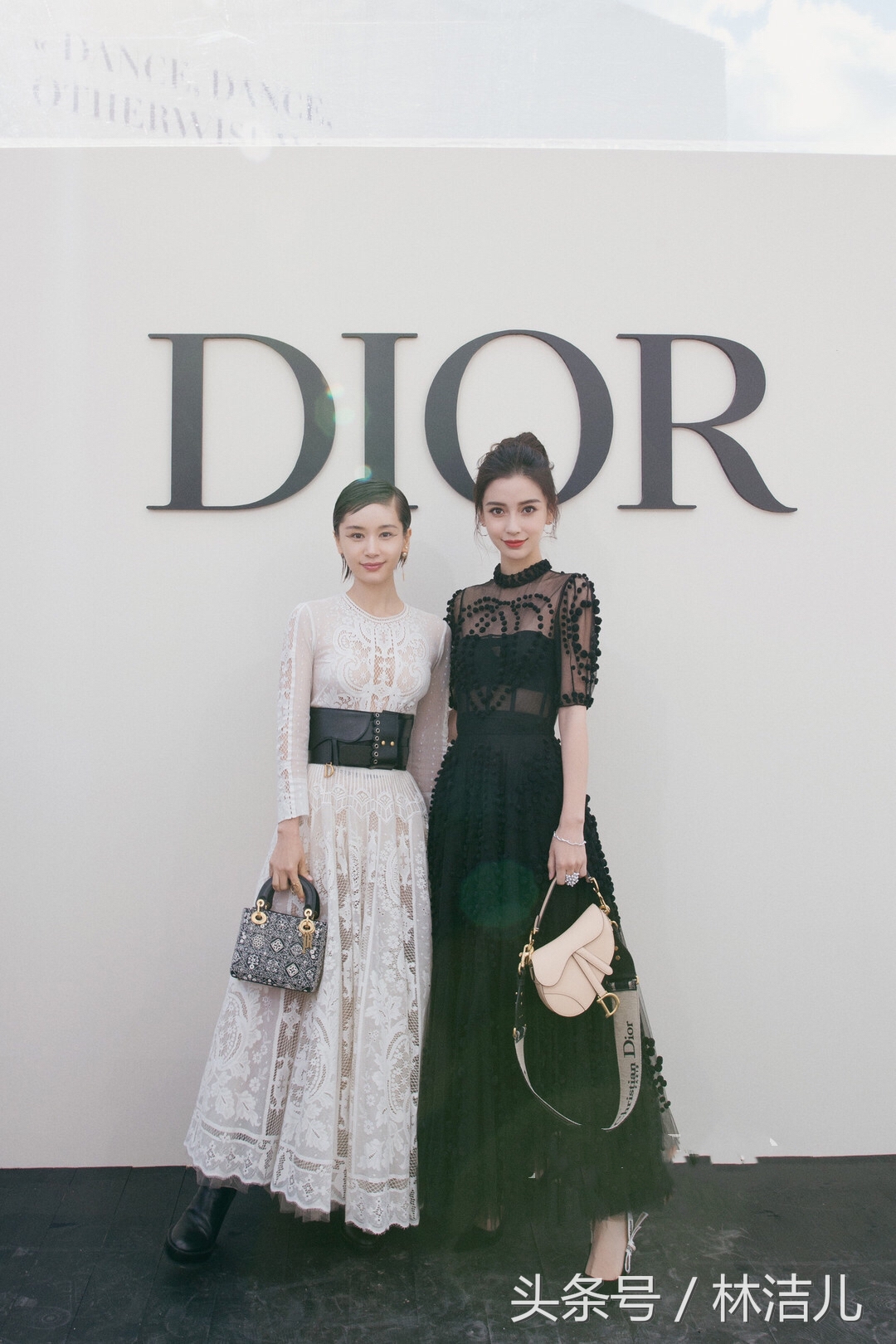 只穿一件t恤的视频,只穿一件t恤搭配