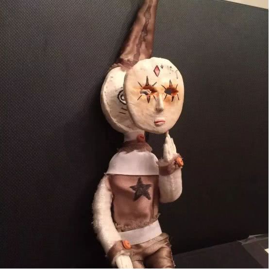 孩子用盒子建造废弃城市在家里,12岁男孩自己捡破烂