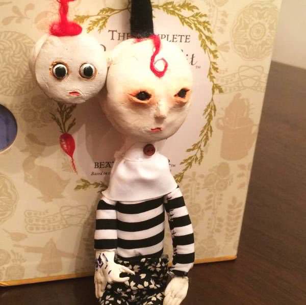 孩子用盒子建造废弃城市在家里,12岁男孩自己捡破烂