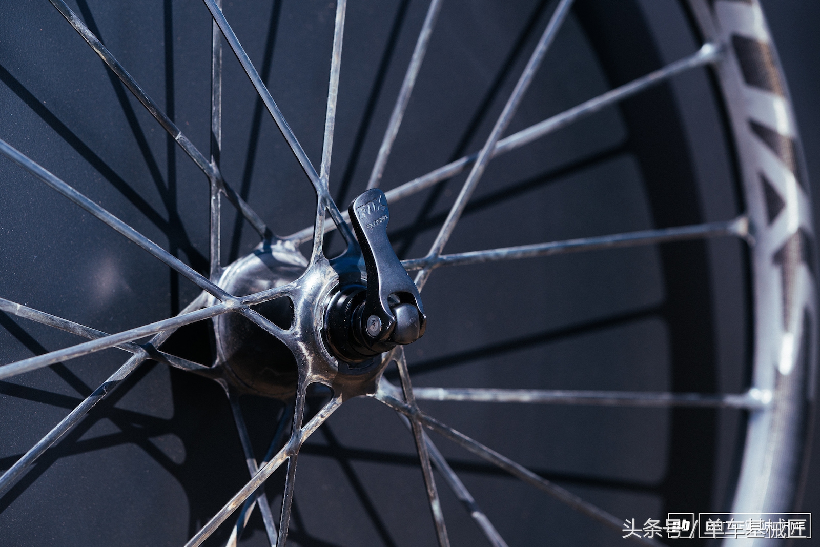 很粗的辐条公路车碳纤维轮组,碳纤维轮组辐条张力不够会怎么样