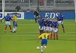 世界足坛十大重炮手,c罗卡洛斯重炮踢破球门