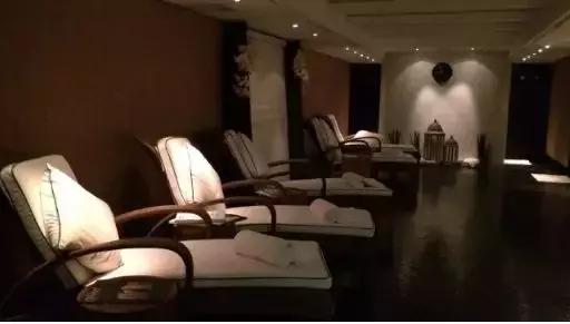 一个保姆游20多个国家，住七星酒店，吃米其林餐厅还拿年薪60万！