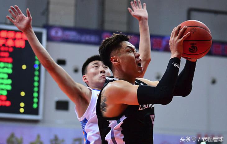 郭艾伦被肘击倒地,郭艾伦被肘击教练被罚出场