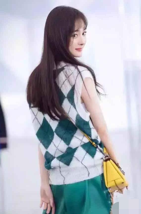 杨幂和关晓彤同穿足球袜,杨幂关晓彤腿型