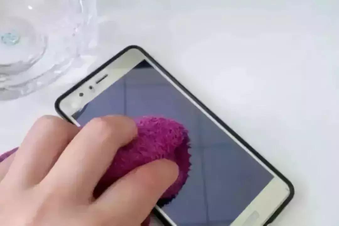 手机屏幕有油腻用什么擦,手机屏幕总是沾满指纹有什么办法