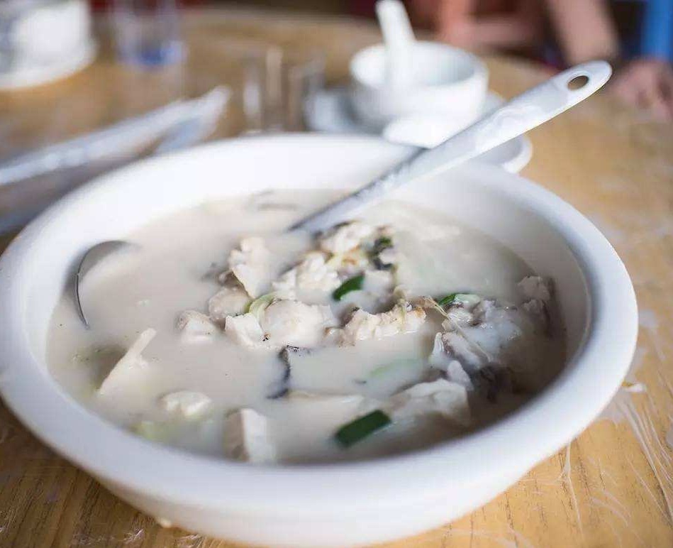 炖鱼用开水还是冷水,家常炖鱼放凉水好还是热水