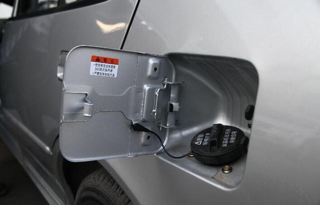 油箱打开为啥“回气”？加燃油宝有用吗？