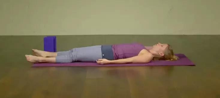 瑜伽跪变躺正确姿势,瑜伽跪球训练