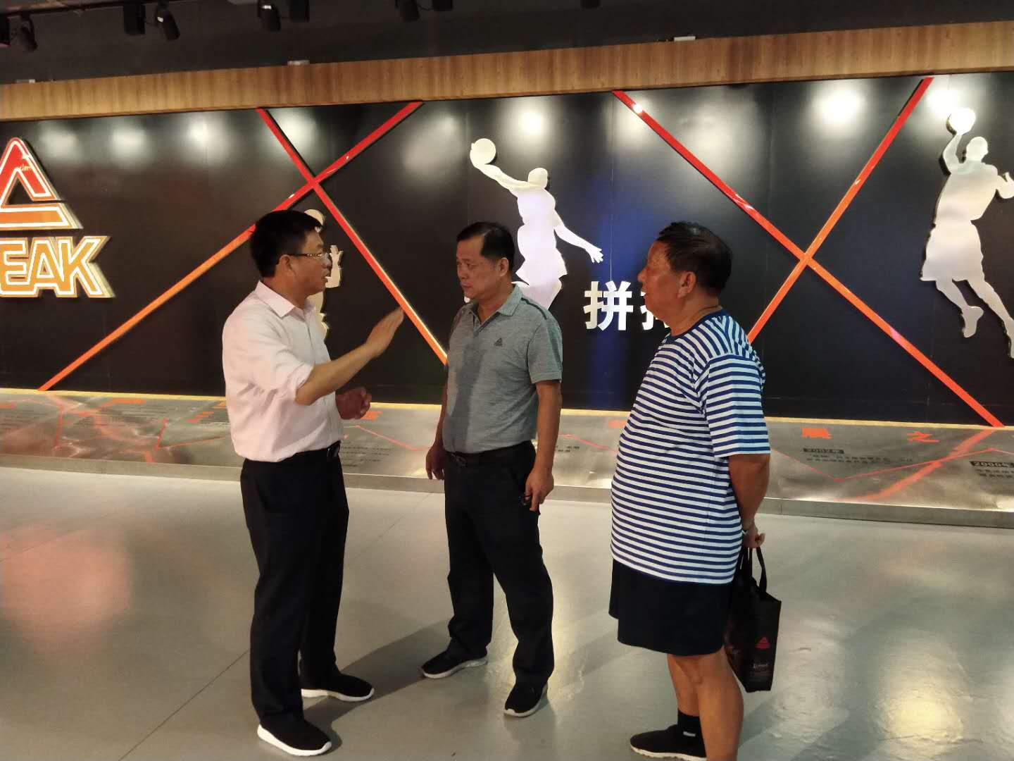 华坚鞋业董事长张华荣,华坚集团张华荣在蓉江新区