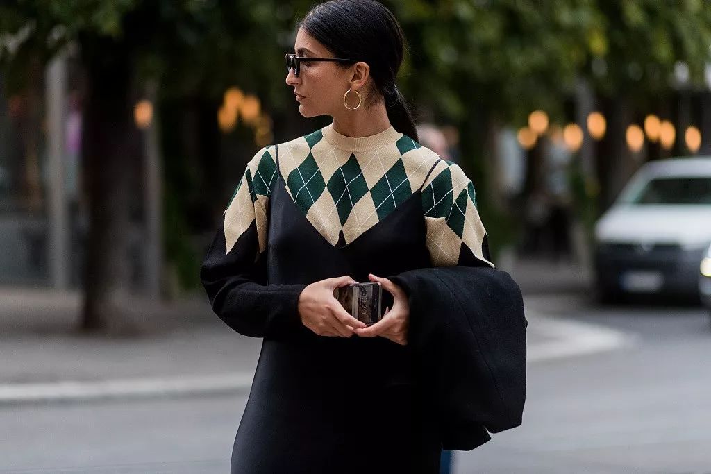 好看的格纹毛衣非常百搭好看,明星同款棋盘格开衫毛衣