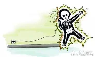 一女孩边充电边玩手机导致爆炸,一女孩边充电边玩充电器爆炸了