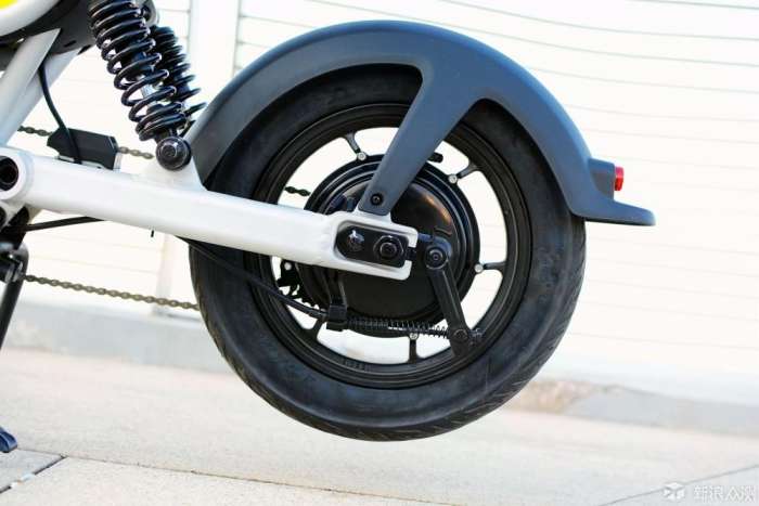 这才是真正的电动自行车,小牛评测特斯拉