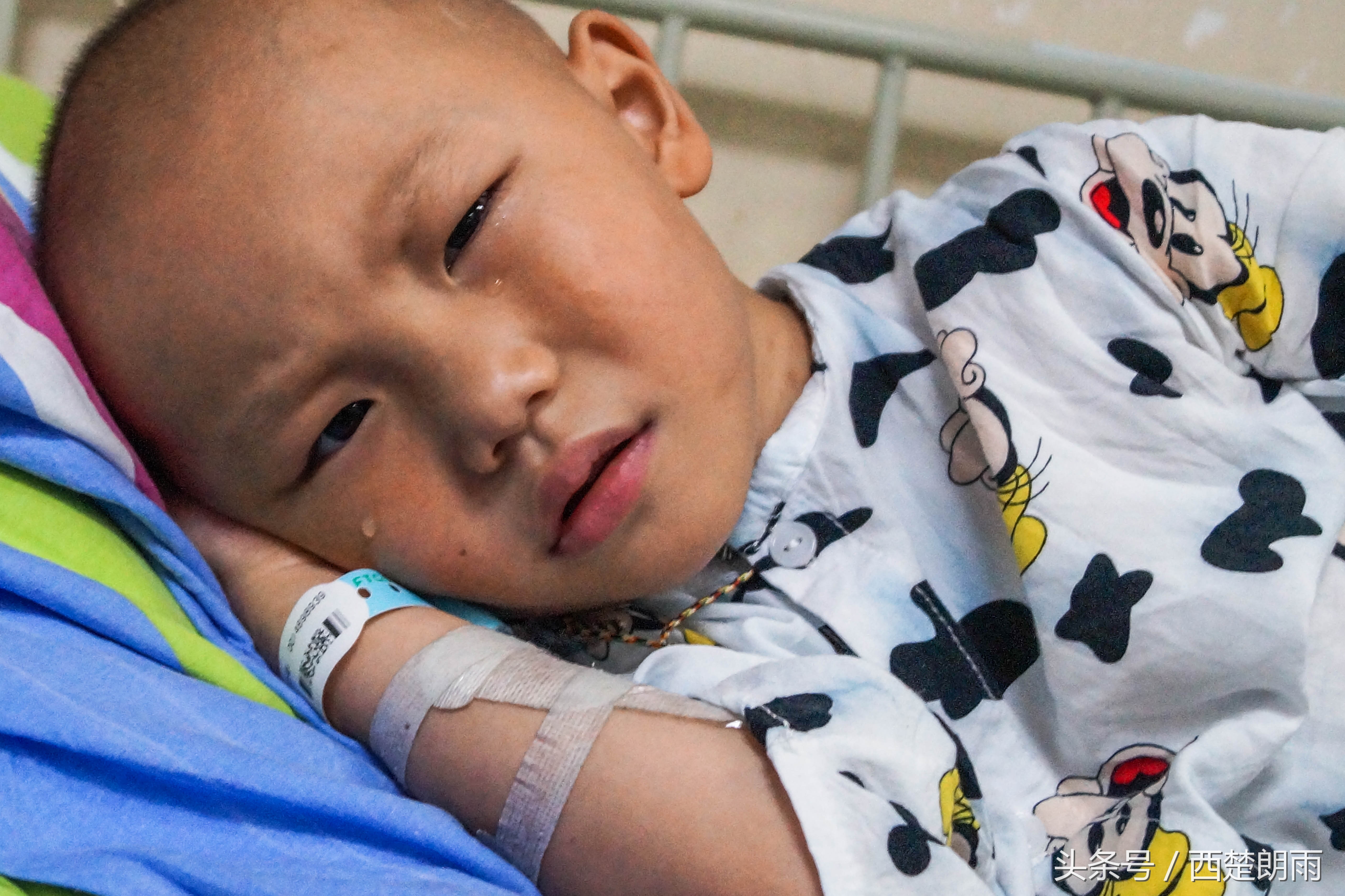 单亲妈妈带重病女儿求医,单亲妈妈带重病女儿艰难求医