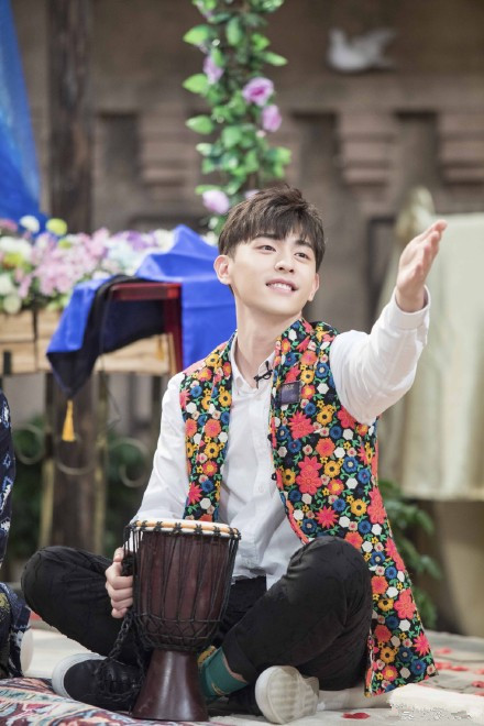 《明星大侦探》第二期录制现场，邓伦鬼鬼都来了，新嘉宾被质疑