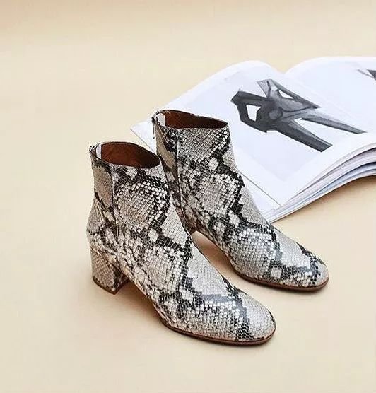 今年的靴子流行买短不买长,今年秋冬穿靴子就买这3种高级色