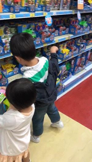 带着两个小孩真的累,带着俩孩子去深圳