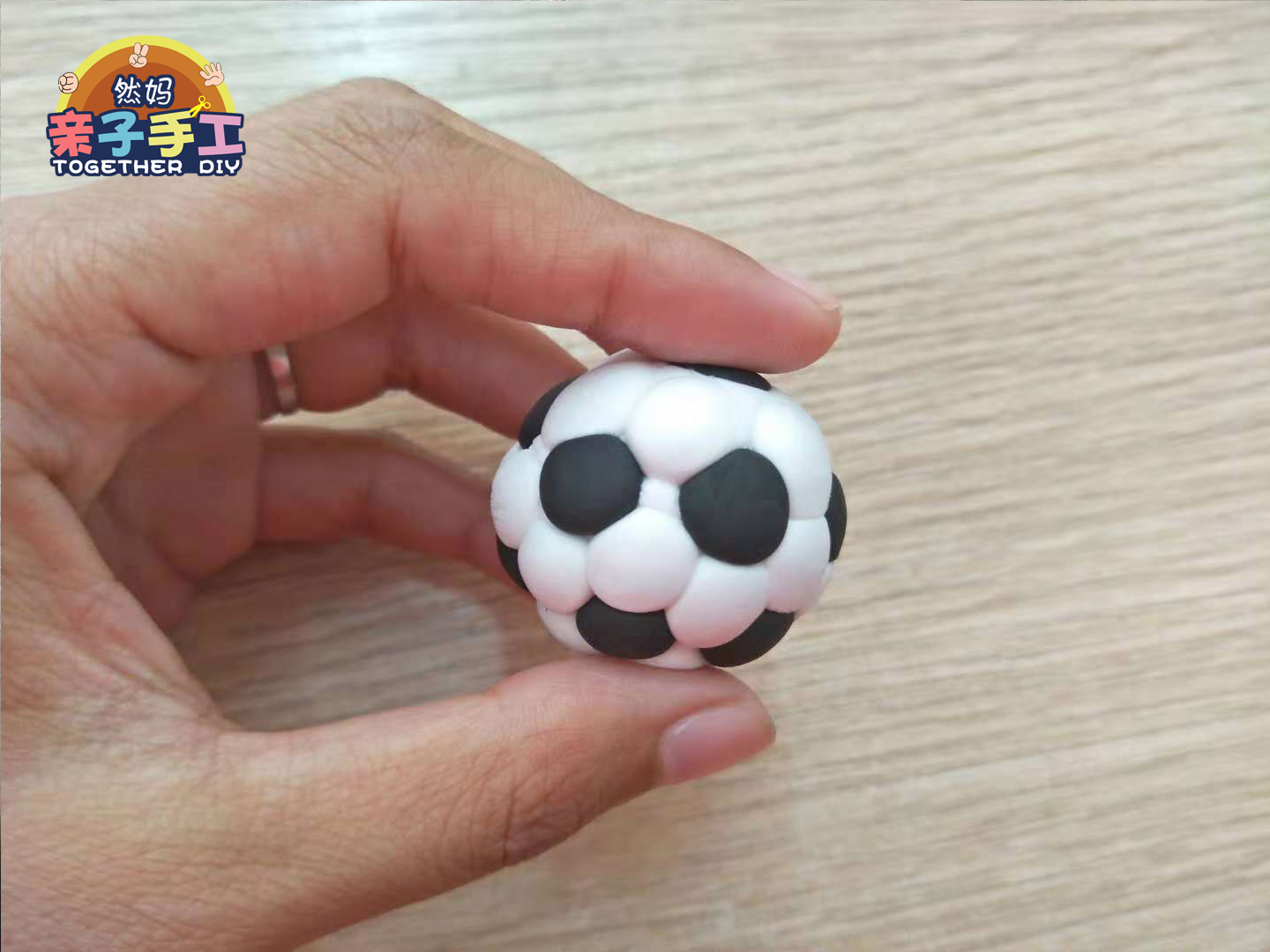 怎么用黏土做足球,足球粘土怎么做最简单